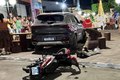 Condutor supostamente embriagado invade calçadão com carro e deixa moto destruída, em Feira Grande