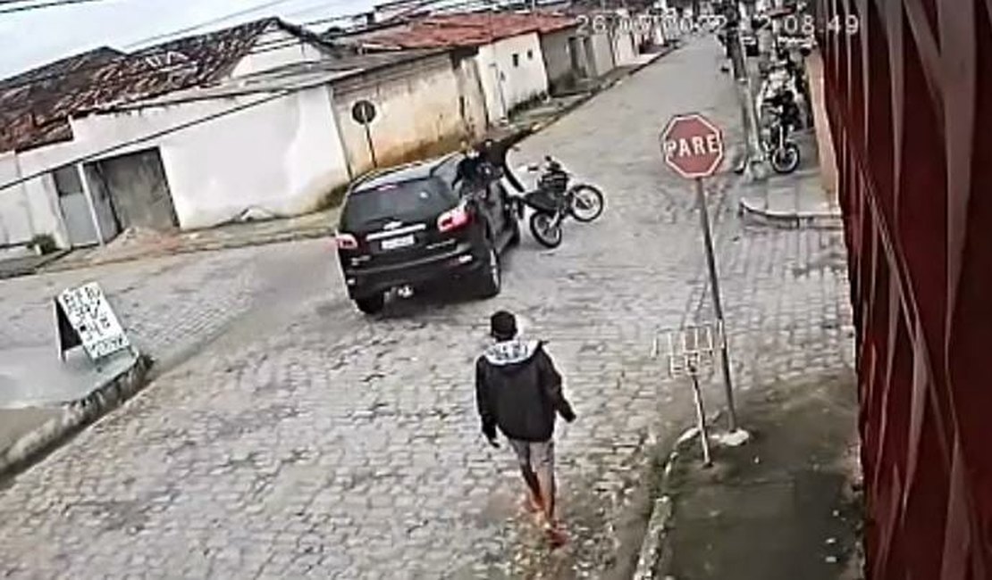 Vídeo: Em Arapiraca, motociclista é atingido por carro em cruzamento e sai andando após colisão