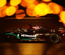 Lewis Hamilton brilha na noite e conquista 98ª pole position na Fórmula 1