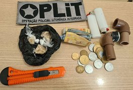 Mulher é flagrada pela polícia vendendo drogas na Orla de Maceió