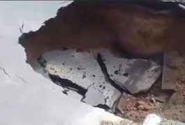Cratera se abre em via movimentada da Jatiúca, em Maceió, e trecho é interditado