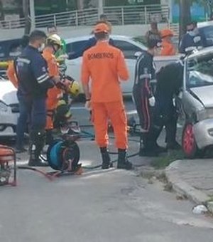 Acidente na Fernandes Lima deixa uma pessoa presa às ferragens de carro, em Maceió