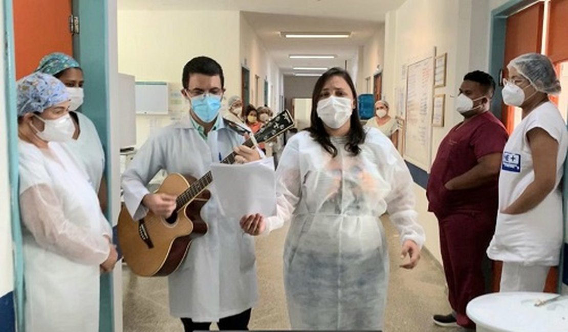 Musicoterapia promove a recuperação humanizada dos pacientes no HE do Agreste