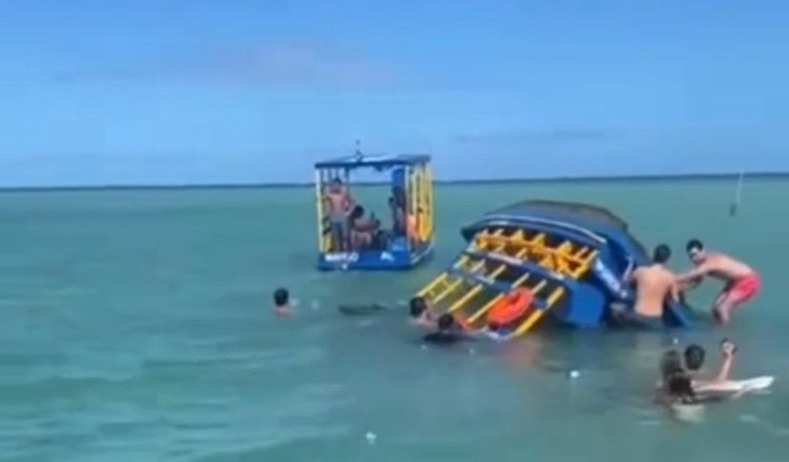 Jangada vira com turistas em praia de Porto de Pedras