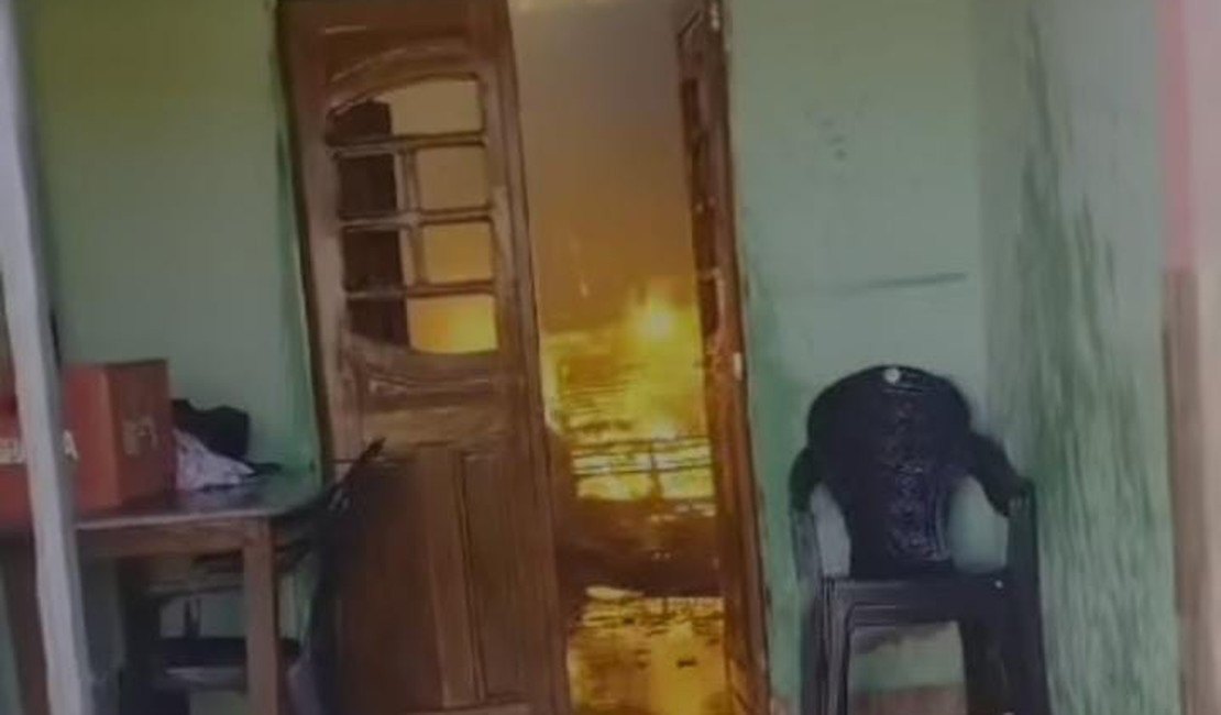 Incêndio atinge residência em conjunto residencial de Teotônio Vilela