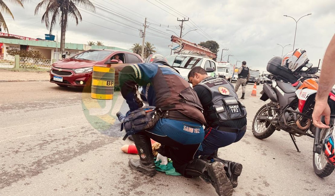 Mulher fica ferida após colisão entre motocicleta e carro de empresa na AL-220, em Arapiraca