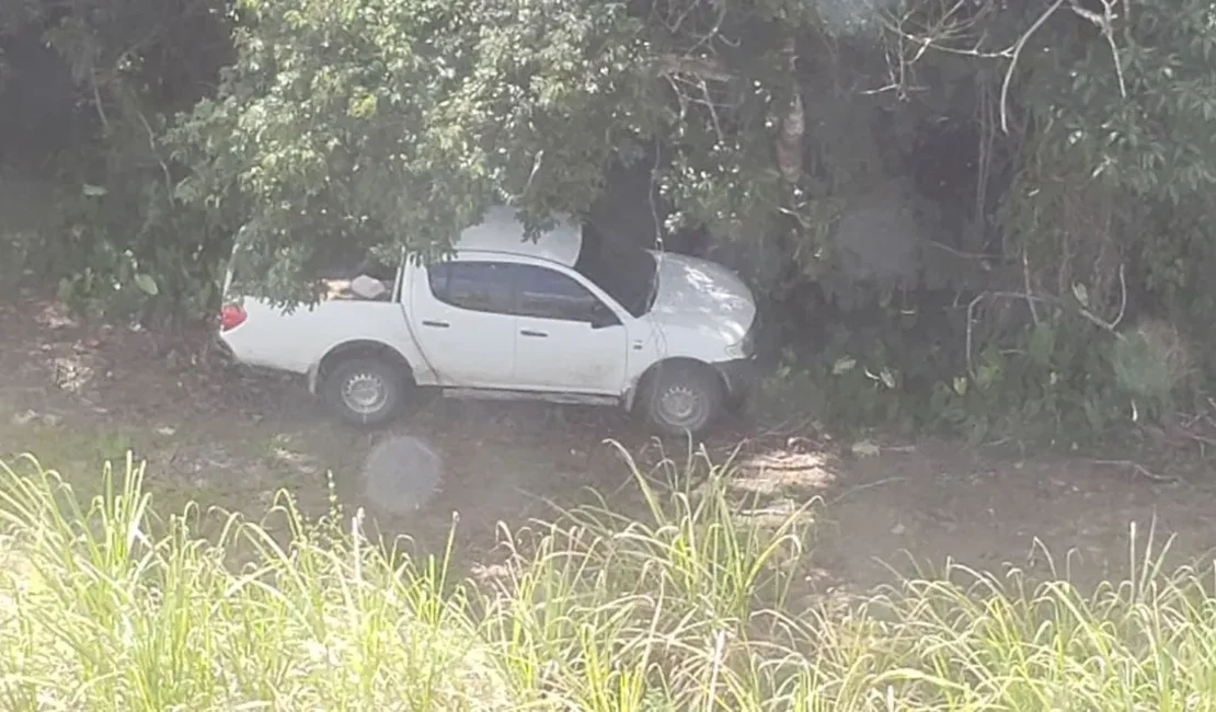 Caminhonete roubada é encontrada em canavial, após ação do helicóptero Falcão 04, em Rio Largo