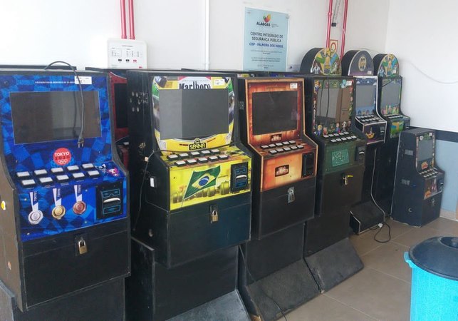 Ação policial localiza máquinas caça-níqueis em bar e dono é autuado em Arapiraca