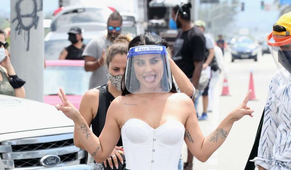 Cleo surge linda e sexy em filmagem na praia