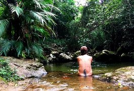 Letícia Spiller publica foto em cachoeira totalmente nua