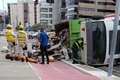 Trabalhador da coleta de lixo de Maceió fica ferido após caminhão tombar na Ponta Verde
