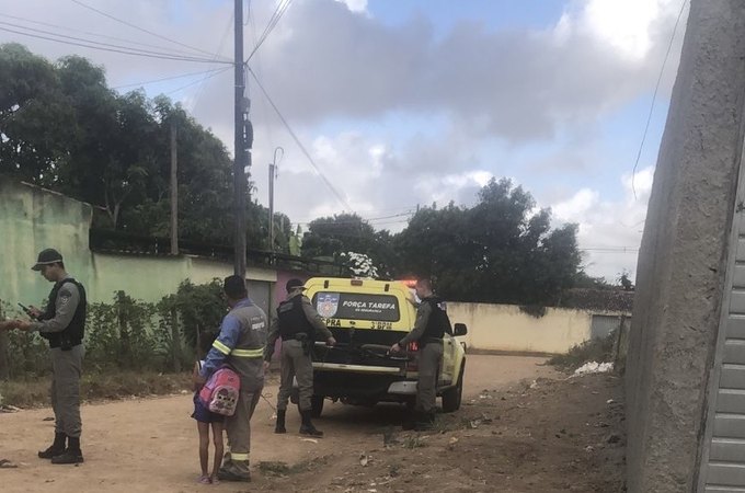 Homem é espancado por populares após tirar roupa e fazer gestos obscenos para criança, em Arapiraca