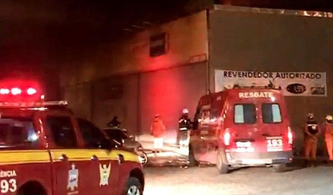 Incêndio destrói estoque de loja de pneus ao lado de posto de combustíveis na Serraria