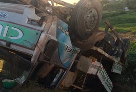 Motorista perde controle e capota caminhão, em Arapiraca