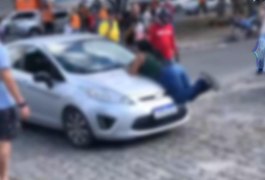 VÍDEO: Mulher sobe no capô do carro do marido ao flagrá-lo com suposta amante em Maceió
