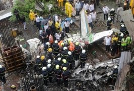 Avião de pequeno porte cai em canteiro de obras e deixa mortos na Índia