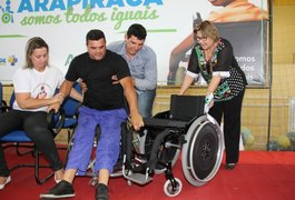 Prefeitura entrega mais 300 cadeiras de rodas à população
