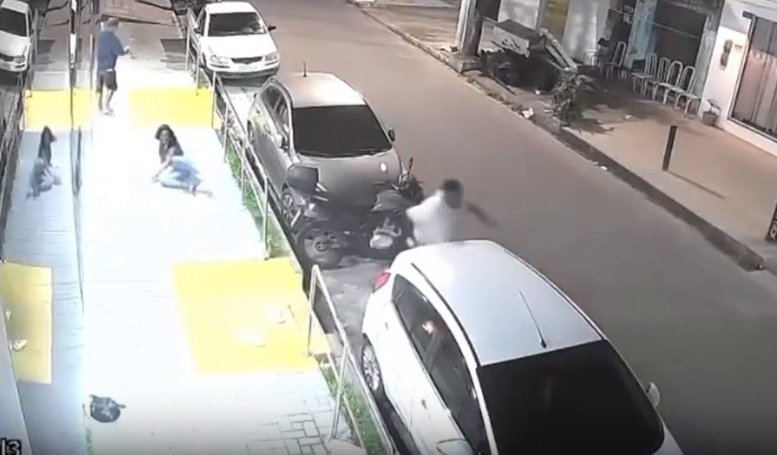Dupla em motocicleta ataca grupo a tiros e foge gritando “CV” em Maceió
