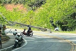 Rua fica interditada após carro derrubar poste, em Maceió