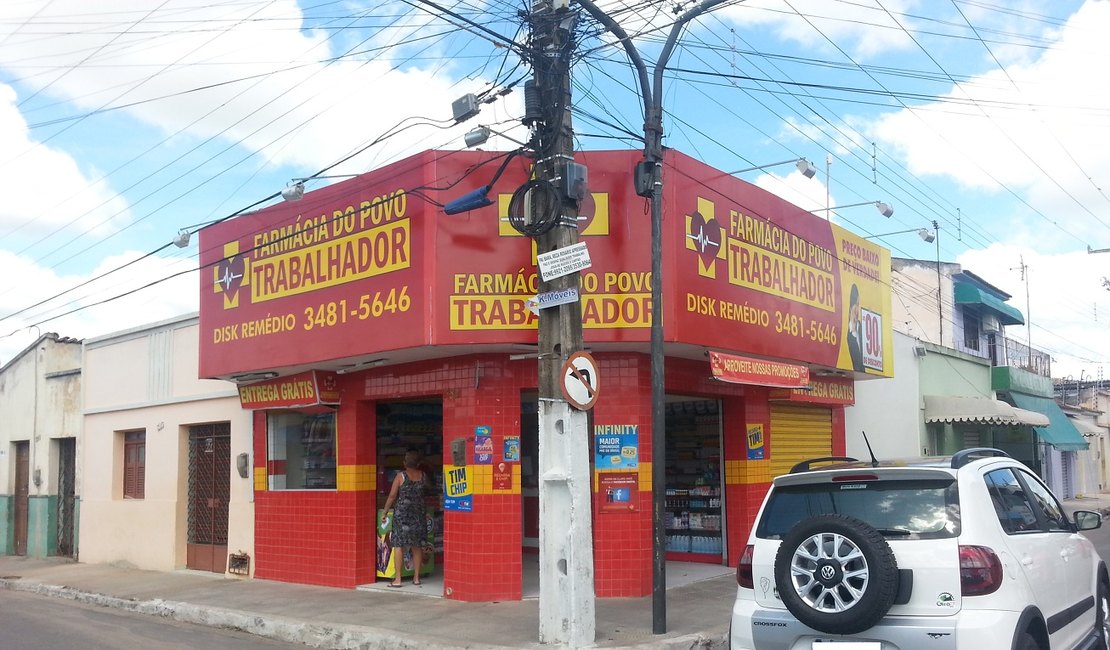 Motoqueiro assalta farmácia do trabalhador em Arapiraca