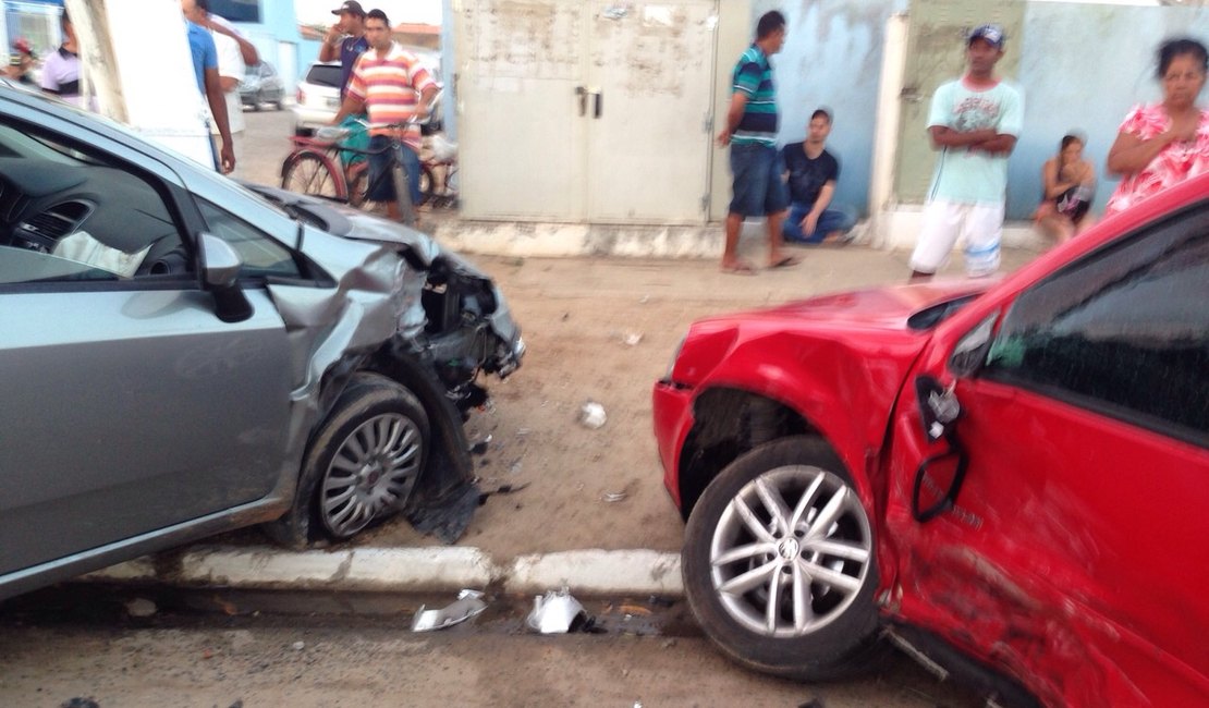 Carro colide em veículo e se choca contra poste, em Arapiraca