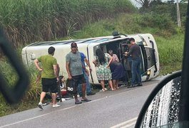 Van do transporte complementar tomba na AL-105 e deixa três pessoas feridas no Norte de Alagoas