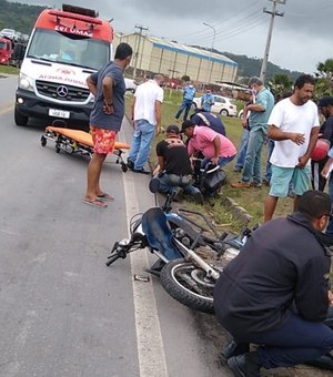 Colisão de motocicleta em carro deixa duas pessoas feridas na BR-101, em São Miguel dos Campos