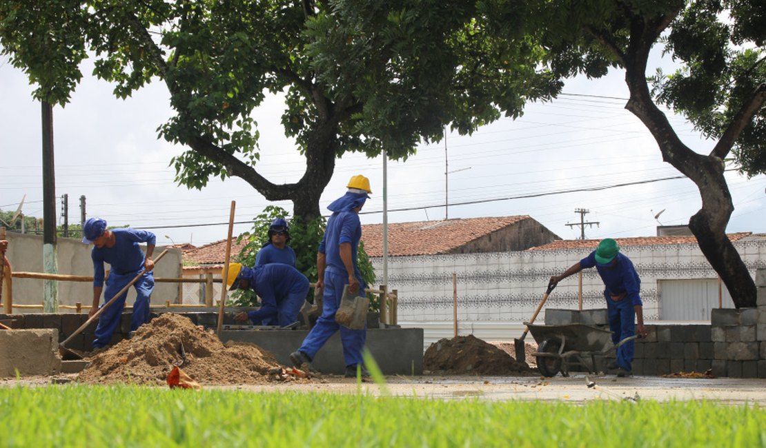 Prefeitura de Maceió revitaliza praça no Eustáquio Gomes e obras chegam a mais de 80% de avanço