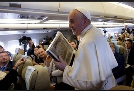 Papa Francisco diz que daria soco em quem xingasse sua mãe