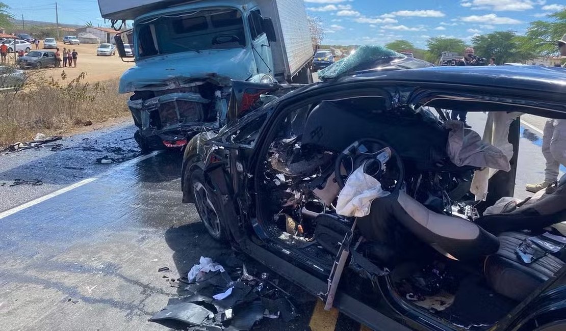 Duas pessoas morrem após acidente entre caminhão e carro na BR-230, na PB