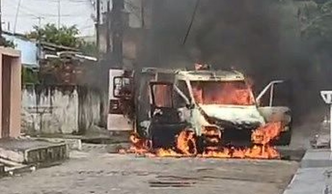 Ambulância de empresa privada pega fogo e explode, na parte alta de Maceió