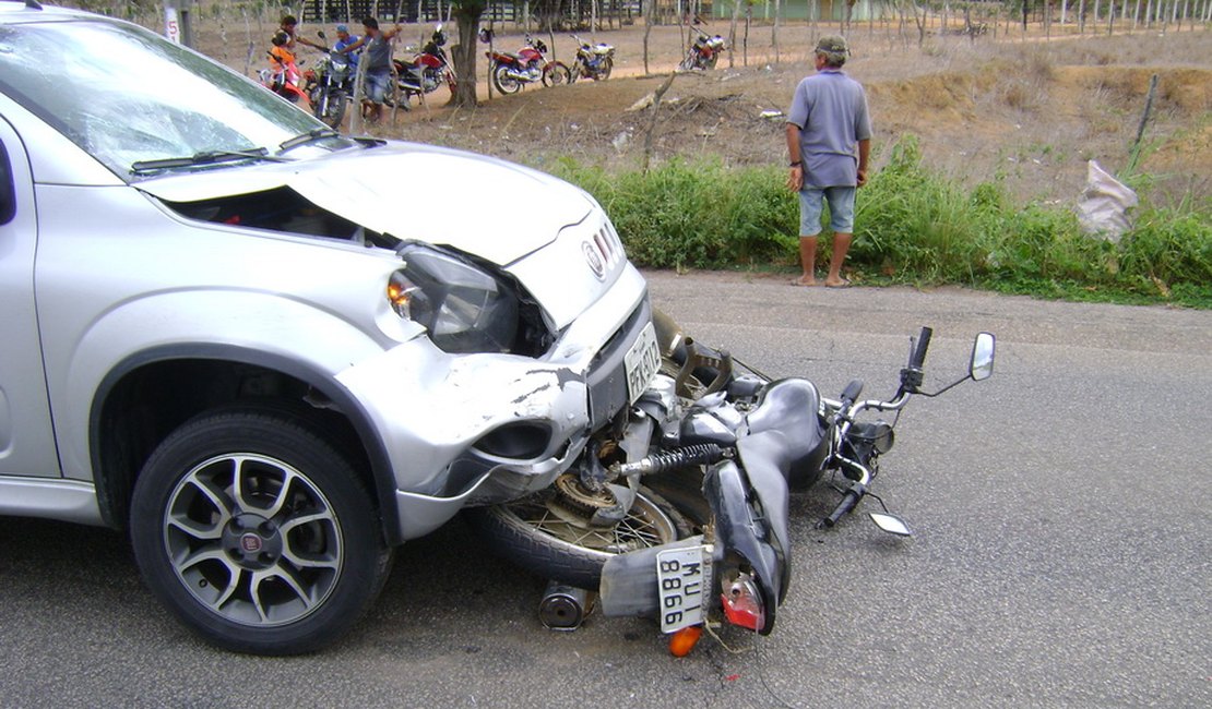 Acidente envolvendo carro e moto deixa dois feridos na Rodovia AL-115