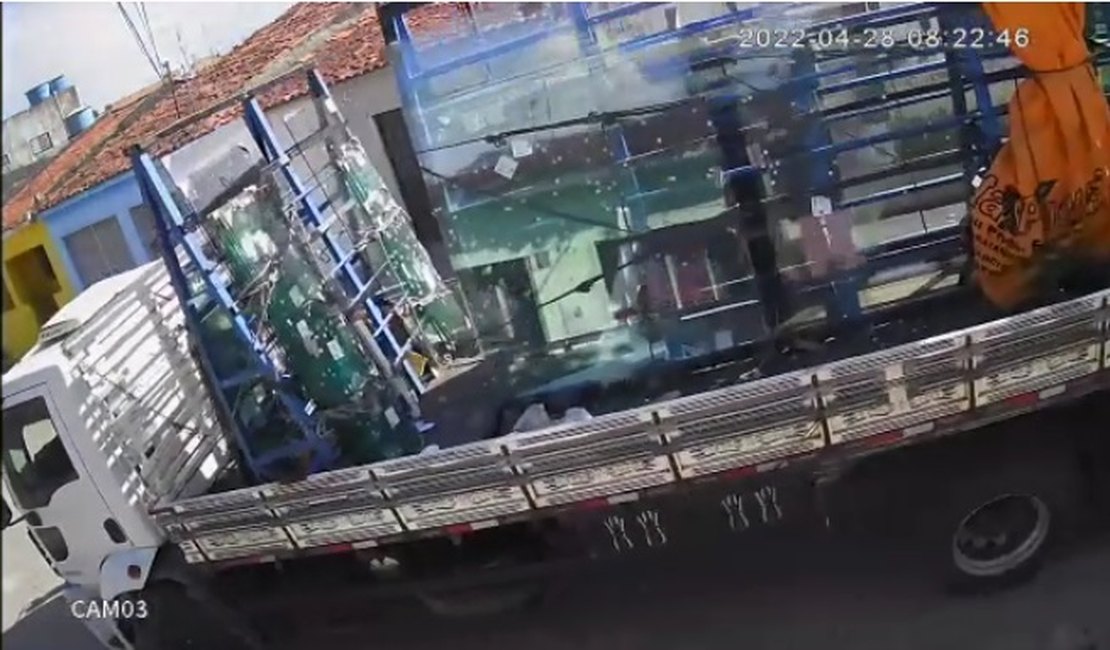 Vídeo. Carro de vidraçaria arrasta fiação de postes em Arapiraca