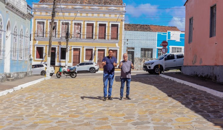 Prefeitura de Penedo reabre ao tráfego rua bicentenária pavimentada com rocha