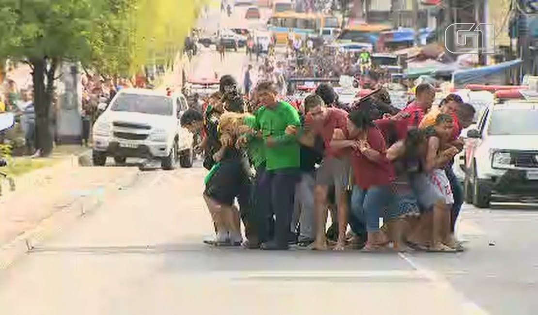 [VÍDEO] Assaltantes fazem escudo humano com 25 reféns e morrem após troca de tiros com a polícia