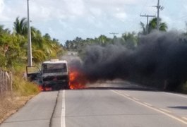 Caminhão que transportava materiais de alumínio pega fogo na AL-101 Sul