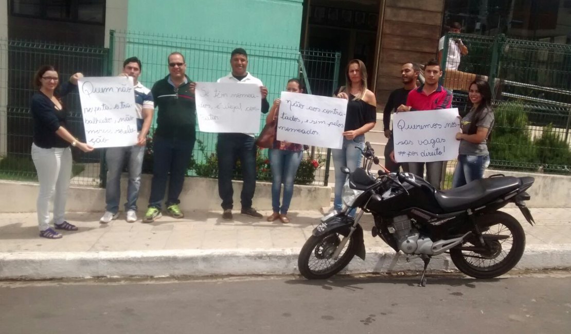 Candidatos aprovados em concurso de Feira Grande exigem nomeação durante protesto