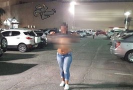 Mulher é fotografada só de calcinha em pontos turísticos da capital alagoana