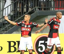 Flamengo faz 4 a 0 no Vitória e o Palmeiras agradece