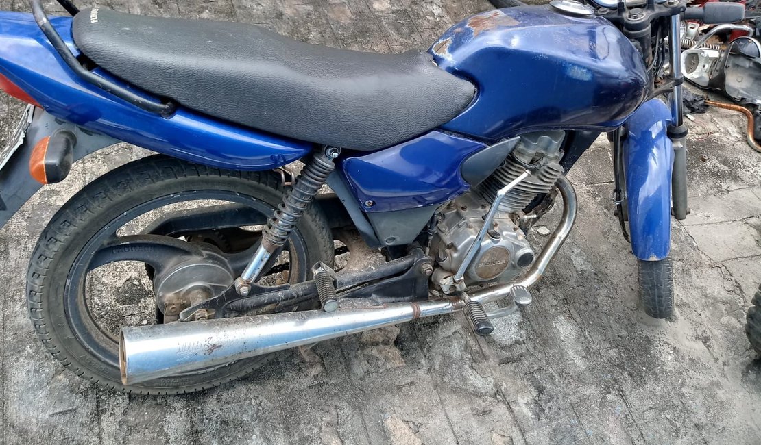 Motocicleta com queixa de roubo é encontrada em terreno baldio em Teotônio Vilela