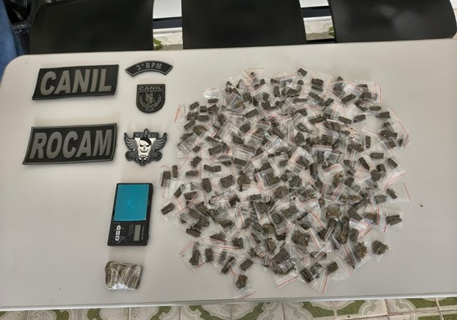 PM encontra maconha em residência e duas pessoas são presas em flagrante em Arapiraca; adolescente é apreendido