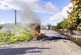 Moradores de sítio na zona rural de Água Branca realizam manifestação após morte de criança em rodovia