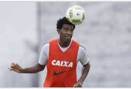 Gil e Elias dizem a companheiros que permanecerão no Corinthians