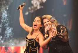 Bem-humorada, Marília Mendonça entra descalça no palco do ‘Domingão’: ‘Tava me apertando’