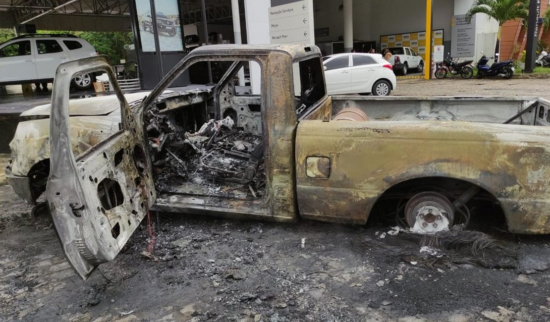 Carro explode minutos após família sair do veículo, em Maceió