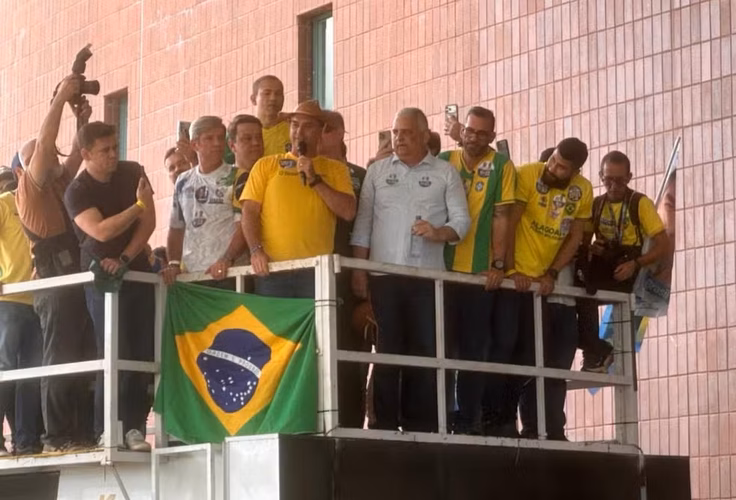 Flávio Bolsonaro estreia campanha em Alagoas sem JHC e Arthur Lira ao lado, no primeiro ato político