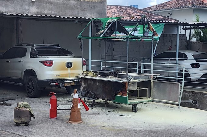 Carrinho de milho pega fogo dentro de estacionamento no Centro de Arapiraca e assusta comerciantes e clientes