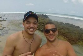 Wesley Safadão é clicado por fã em Fernando de Noronha