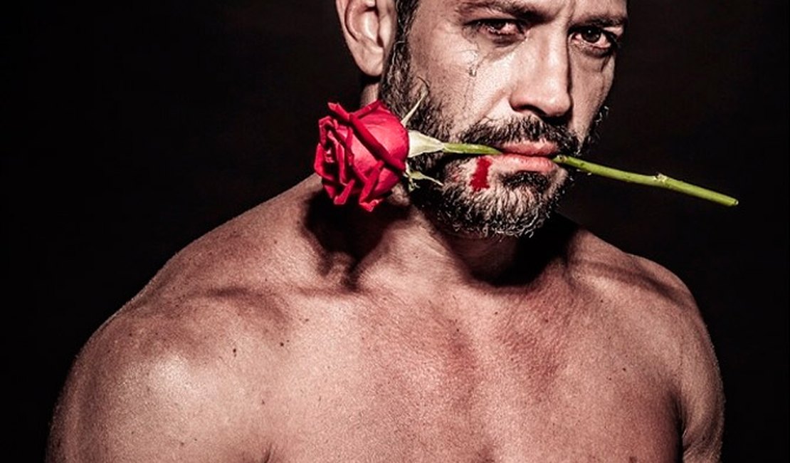 Malvino “Magia” Salvador é pura sedução latina com uma rosa na boca