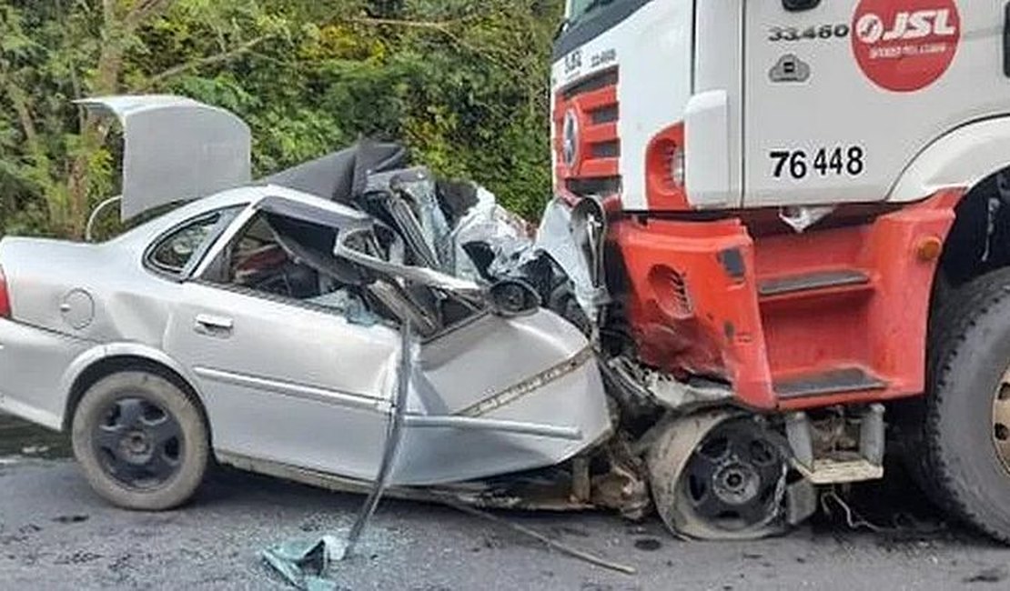 Seis pessoas da mesma família, sendo quatro crianças, morrem em acidente na BR 101